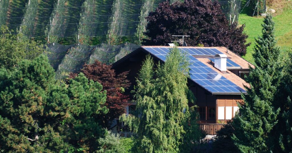 Panele fotowoltaiczne na dachu domu jednorodzinnego